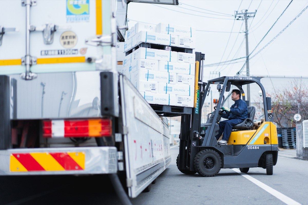 フォークリフトで原料を荷受けする様子
