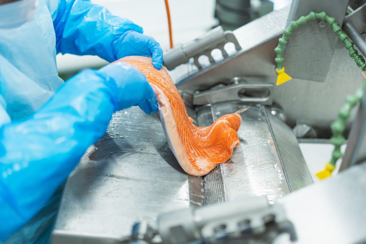 機械で皮をむく工程